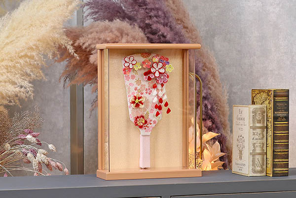 東玉　 羽子板　つまみ細工 羽子板 赤 壁掛け 額飾り パールピンク塗り アクリルケース飾り　詳細画像