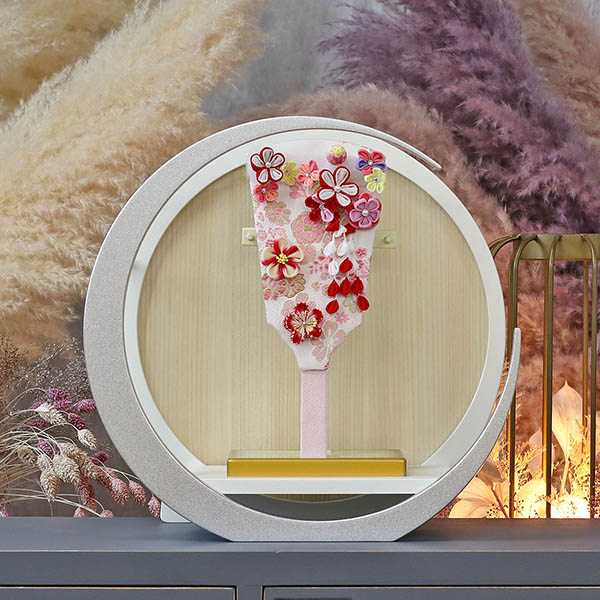 東玉　 羽子板　つまみ細工 羽子板 赤 白銀 木製 円形 三日月形飾り台 (大)　詳細画像