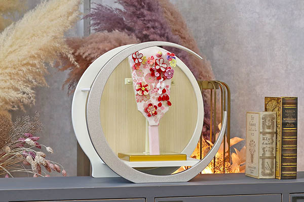 東玉　 羽子板　つまみ細工 羽子板 赤 白銀 木製 円形 三日月形飾り台 (大)　詳細画像