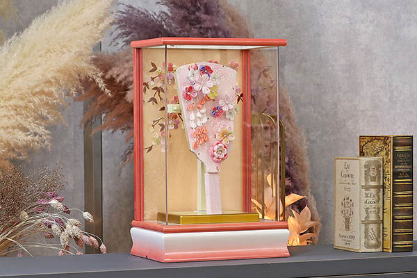 東玉　 羽子板　つまみ細工 羽子板 ピンク パール白/ピンク塗り アクリルケース飾り　詳細画像