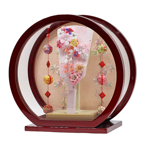 羽子板 東玉 つまみ細工 羽子板 ピンク 白檀塗り 鞠三連つるし付き 円形 丸型アクリルケース飾り 詳細画像 東玉 羽子板 つまみ細工 羽子板 ピンク 白檀塗り 鞠三連つるし付き 円形 丸型アクリルケース飾り 詳細画像