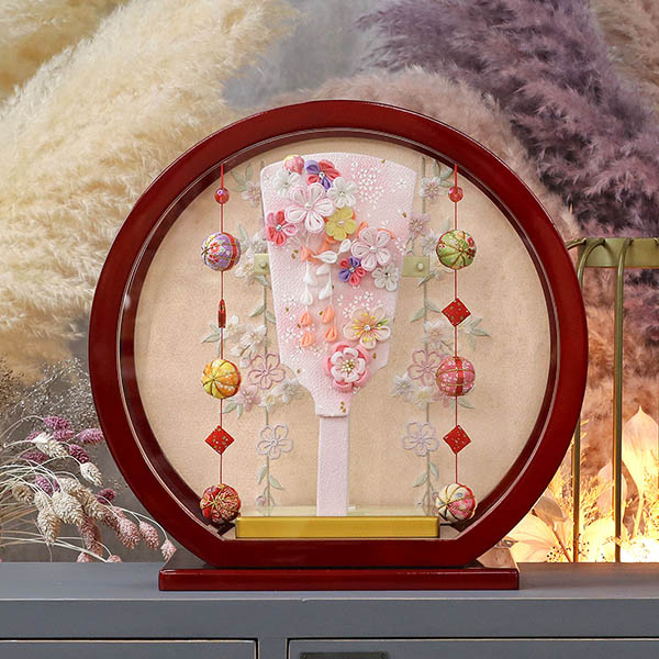 羽子板 東玉 つまみ細工 羽子板 ピンク 白檀塗り 鞠三連つるし付き 円形 丸型アクリルケース飾り 詳細画像 東玉 羽子板 つまみ細工 羽子板 ピンク 白檀塗り 鞠三連つるし付き 円形 丸型アクリルケース飾り 詳細画像