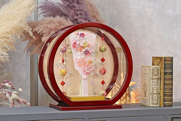 羽子板 東玉 つまみ細工 羽子板 ピンク 白檀塗り 鞠三連つるし付き 円形 丸型アクリルケース飾り 詳細画像 東玉 羽子板 つまみ細工 羽子板 ピンク 白檀塗り 鞠三連つるし付き 円形 丸型アクリルケース飾り 詳細画像