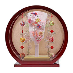 羽子板: つまみ細工 羽子板 ピンク 白檀塗り 鞠三連つるし付き 円形 丸型アクリルケース飾り