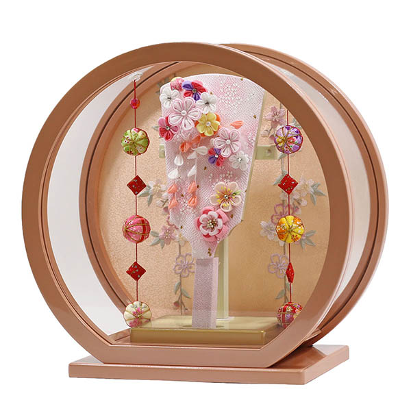 羽子板 東玉 つまみ細工 羽子板 ピンク パールピンク塗り 鞠三連つるし付き 円形 丸型アクリルケース飾り 詳細画像 東玉 羽子板 つまみ細工 羽子板 ピンク パールピンク塗り 鞠三連つるし付き 円形 丸型アクリルケース飾り 詳細画像