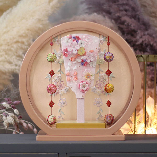 羽子板 東玉 つまみ細工 羽子板 ピンク パールピンク塗り 鞠三連つるし付き 円形 丸型アクリルケース飾り 詳細画像 東玉 羽子板 つまみ細工 羽子板 ピンク パールピンク塗り 鞠三連つるし付き 円形 丸型アクリルケース飾り 詳細画像