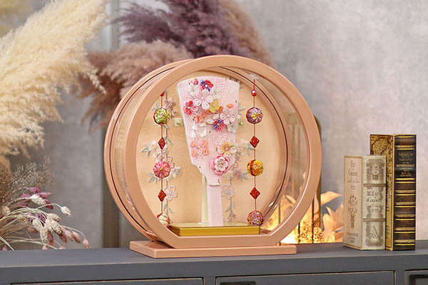 羽子板 東玉 つまみ細工 羽子板 ピンク パールピンク塗り 鞠三連つるし付き 円形 丸型アクリルケース飾り 詳細画像 東玉 羽子板 つまみ細工 羽子板 ピンク パールピンク塗り 鞠三連つるし付き 円形 丸型アクリルケース飾り 詳細画像