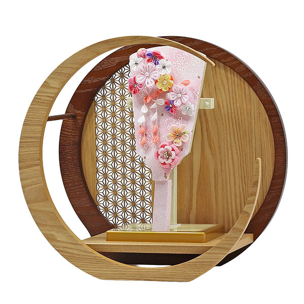 東玉　 羽子板　つまみ細工 羽子板 ピンク 透かし麻の葉模様 木製 円形 三日月形飾り台 (大)　詳細画像