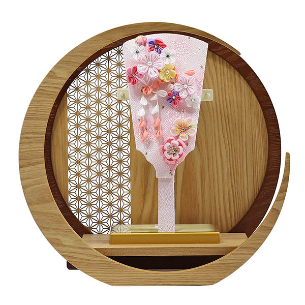 つまみ細工 羽子板 ピンク 透かし麻の葉模様 木製 円形 三日月形飾り台 (大)