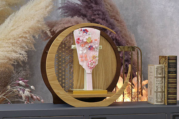 東玉　 羽子板　つまみ細工 羽子板 ピンク 透かし麻の葉模様 木製 円形 三日月形飾り台 (大)　詳細画像