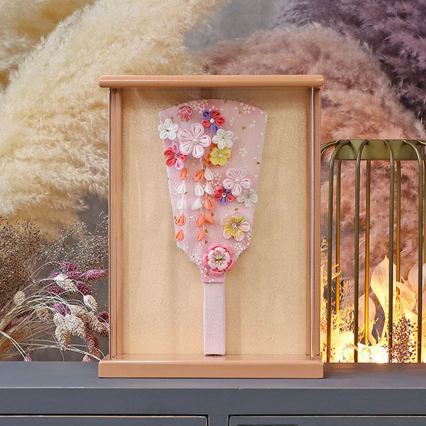 羽子板 東玉 つまみ細工 羽子板 ピンク 壁掛け 額飾り パールピンク塗り アクリルケース飾り 詳細画像 東玉 羽子板 つまみ細工 羽子板 ピンク 壁掛け 額飾り パールピンク塗り アクリルケース飾り 詳細画像