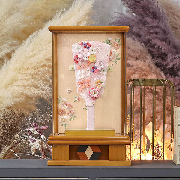 羽子板 東玉 つまみ細工 羽子板 ピンク 杏 木目 アクリルケース飾り 詳細画像 東玉 羽子板 つまみ細工 羽子板 ピンク 杏 木目 アクリルケース飾り 詳細画像