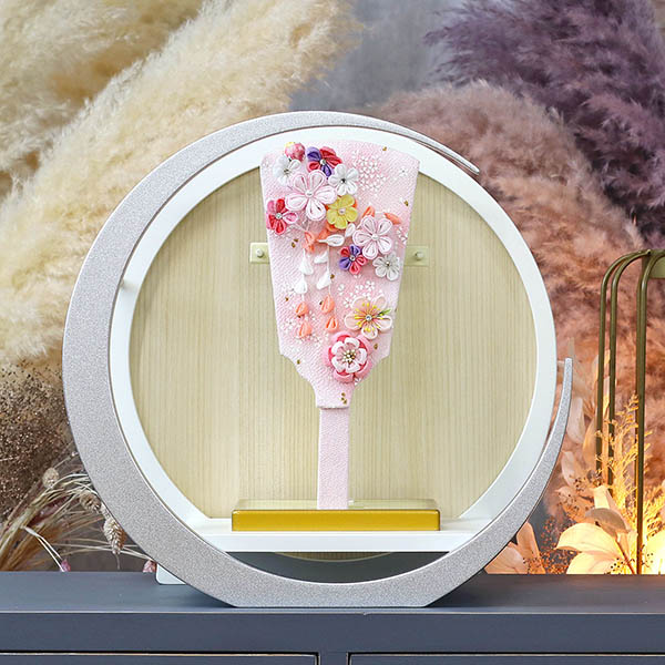 東玉　 羽子板　つまみ細工 羽子板 ピンク 白銀 木製 円形 三日月形飾り台 (大)　詳細画像