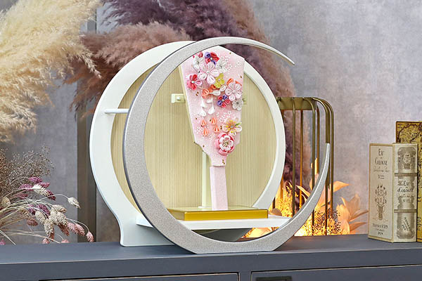 東玉　 羽子板　つまみ細工 羽子板 ピンク 白銀 木製 円形 三日月形飾り台 (大)　詳細画像