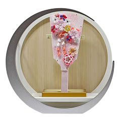 羽子板: つまみ細工 羽子板 ピンク 白銀 木製 円形 三日月形飾り台 (大)