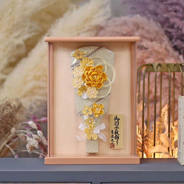 羽子板 吉徳 つまみ細工 髪飾り 羽子板 イエロー 壁掛け 額飾り パールピンク塗り アクリルケース 詳細画像 吉徳 羽子板 つまみ細工 髪飾り 羽子板 イエロー 壁掛け 額飾り パールピンク塗り アクリルケース 詳細画像