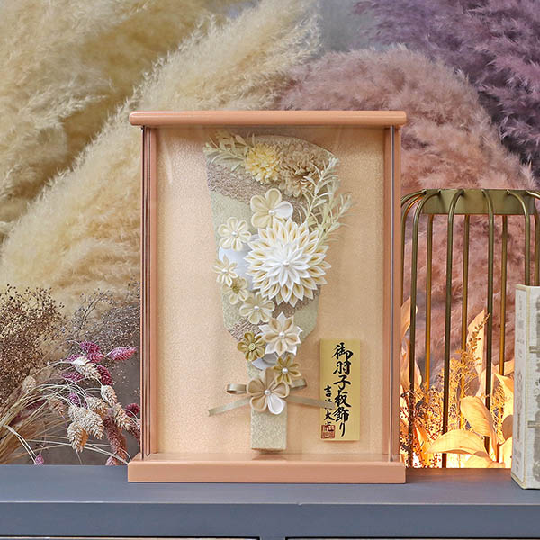 羽子板 吉徳 つまみ細工 髪飾り 羽子板 アイボリー 壁掛け 額飾り パールピンク塗り アクリルケース 詳細画像 吉徳 羽子板 つまみ細工 髪飾り 羽子板 アイボリー 壁掛け 額飾り パールピンク塗り アクリルケース 詳細画像