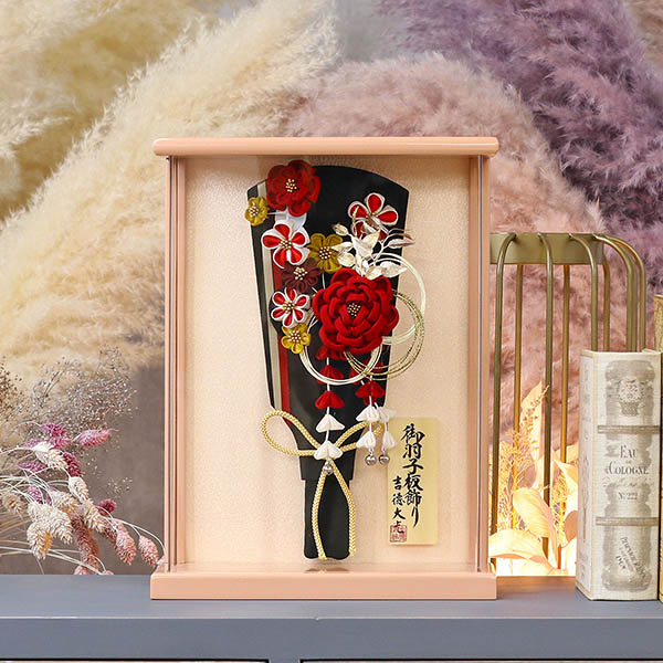 羽子板 吉徳 つまみ細工 髪飾り 羽子板 ブラック レッド 壁掛け 額飾り パールピンク塗り アクリルケース 詳細画像 吉徳 羽子板 つまみ細工 髪飾り 羽子板 ブラック レッド 壁掛け 額飾り パールピンク塗り アクリルケース 詳細画像