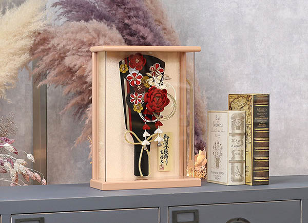 羽子板 吉徳 つまみ細工 髪飾り 羽子板 ブラック レッド 壁掛け 額飾り パールピンク塗り アクリルケース 詳細画像 吉徳 羽子板 つまみ細工 髪飾り 羽子板 ブラック レッド 壁掛け 額飾り パールピンク塗り アクリルケース 詳細画像