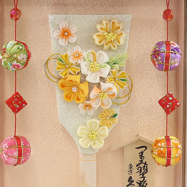 羽子板 久月 つまみ細工 羽子板 黄 パールピンク塗り 壁掛け 額飾り 鞠二連つるし付き アクリルケース 詳細画像 久月 羽子板 つまみ細工 羽子板 黄 パールピンク塗り 壁掛け 額飾り 鞠二連つるし付き アクリルケース 詳細画像