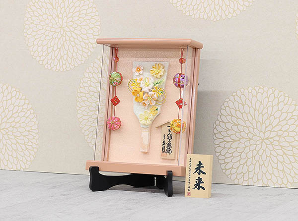 羽子板 久月 つまみ細工 羽子板 黄 パールピンク塗り 壁掛け 額飾り 鞠二連つるし付き アクリルケース 詳細画像 久月 羽子板 つまみ細工 羽子板 黄 パールピンク塗り 壁掛け 額飾り 鞠二連つるし付き アクリルケース 詳細画像