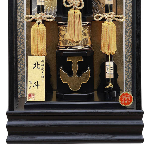 フジキ　 破魔弓　北斗 岩鷹柄彫金バック 黒木目 面取り ガラスケース飾り　詳細画像