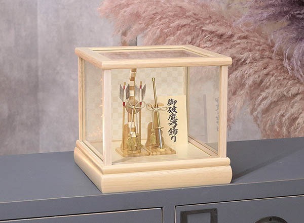 守田　 破魔弓　ミニ破魔弓・太刀 白木 ホワイトオーク材 市松文様バック ガラスケース　詳細画像