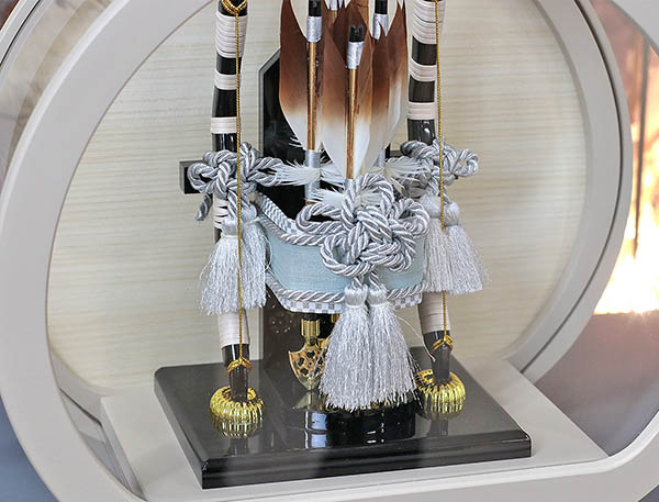 東玉　 破魔弓　蒼 矢立 円型 丸型 木目バック ベージュ・モカ塗 アクリルケース　詳細画像