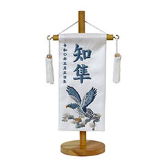 五月人形: 松鷹 ブルー 白紗綾ジャガード 刺しゅう （特小） 台付き ※名入は刺繍